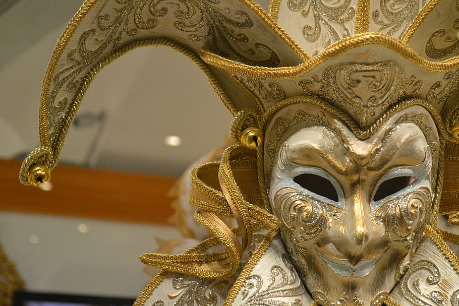 statua del giullare d'oro, statua., maschera, oggetto, celebrazione, asiatico, religione, moda, ornato, tradizione, metallo, antico, occhio, statua, modello, nero, vecchio, stile, simbolo, ornamento, d'oro, asium, travestimento, avvicinamento, nessuno, maschera - travestimento, rappresentazione, arte e artigianato, in casa, rappresentazione umana, color oro, maschera veneziana, design, creatività, concentrarsi sulle conoscenze acquisite, carnevale, carnevale - evento di celebrazione, lusso, soffitto, 2K
