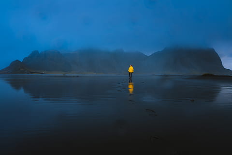persona, de peu, cos, aigua, illa, retroil·luminat, platja, núvols, fosc, alba, la llum del dia, tarda, boira, empremta, paisatge, home, muntanya, naturalesa, oceà, fotografia, reflexió, escènic, mar, vora del mar, posta de sol, superfície, caminar, groc, jaqueta groga, escenics - natura, bellesa a la natura, cel, escena tranquil·la, tranquil·litat, escena no urbana, davant del mar, dia, blau, a l'aire lliure, núvol - cel, cap gent, idíl·lic, 8K, CC0, domini públic, lliure de regalies