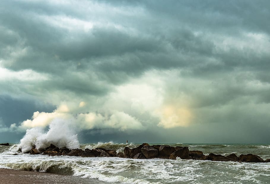 krop af vand, strand, skyer, dramatisk, ocean, overskyet, hav, marinemaleri, kysten, kyst, bølger, sky - himmel, himmel, storm, skønhed i naturen, dramatisk himmel, miljø, strøm, storm sky, magt i naturen, scenics - natur, ingen mennesker, vand, natur, tordenvejr, landskab, jord, bevægelse, horisont, ildevarslende, udendørs, 4K