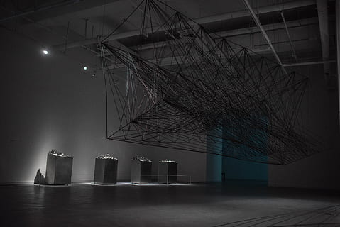 sòls, il·luminació, pis, edifici, art, arquitectura, a l'interior, passadís, hangar, triangle, concret, edifici d'oficines, barana, finestra, habitació, museu, galeria d'art, sala de ball, cúpula, estructura construïda, exterior de l'edifici, cap gent, il·luminat, ciutat, nit, equips d’il·luminació, modern, cultura i entreteniment artístic, funció de construcció de parets, indústria, a l'aire lliure, vidre - material, escenari - espai de rendiment, buit, etapa, sostre, 5K, CC0, domini públic, lliure de regalies
