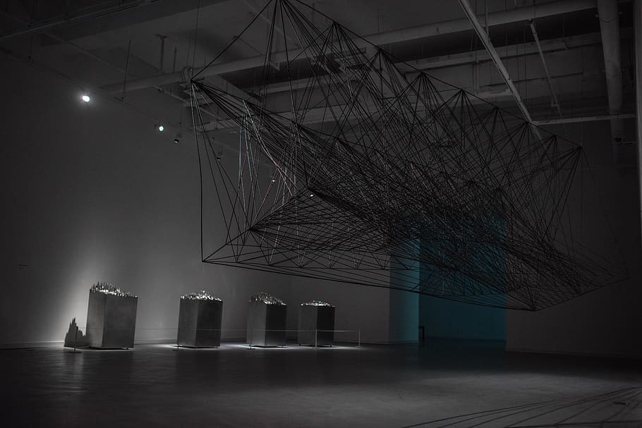 sòls, il·luminació, pis, edifici, art, arquitectura, a l'interior, passadís, hangar, triangle, concret, edifici d'oficines, barana, finestra, habitació, museu, galeria d'art, sala de ball, cúpula, estructura construïda, exterior de l'edifici, cap gent, il·luminat, ciutat, nit, equips d’il·luminació, modern, cultura i entreteniment artístic, funció de construcció de parets, indústria, a l'aire lliure, vidre - material, escenari - espai de rendiment, buit, etapa, sostre, 5K
