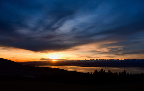 sortida del sol, núvols, llac, reflexió, muntanya, colors, paisatge, llac de Neuchâtel, neuchatel, núvol - cel, cel, bellesa a la natura, escenics - natura, escena tranquil·la, tranquil·litat, posta de sol, silueta, aigua, medi ambient, naturalesa, cap gent, escena no urbana, cel dramàtic, idíl·lic, arbre, 5K, CC0, domini públic, lliure de regalies
