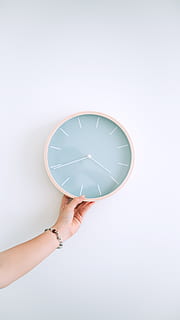 runden, grau, Wanduhr, menschliche Hand, Hand, menschliches Körperteil, eine Person, halten, Studioaufnahme, drinnen, kopieren sie platz, weißer Hintergrund, nicht erkennbare Person, Körperteil, echte Menschen, Erwachsene, gestalten, Frau, Geometrische Figur, transparent, Kreis, Glas - Material, digitaler Verbund, Finger, menschliches Glied, 5K, CC0, gemeinfrei, lizenzfrei