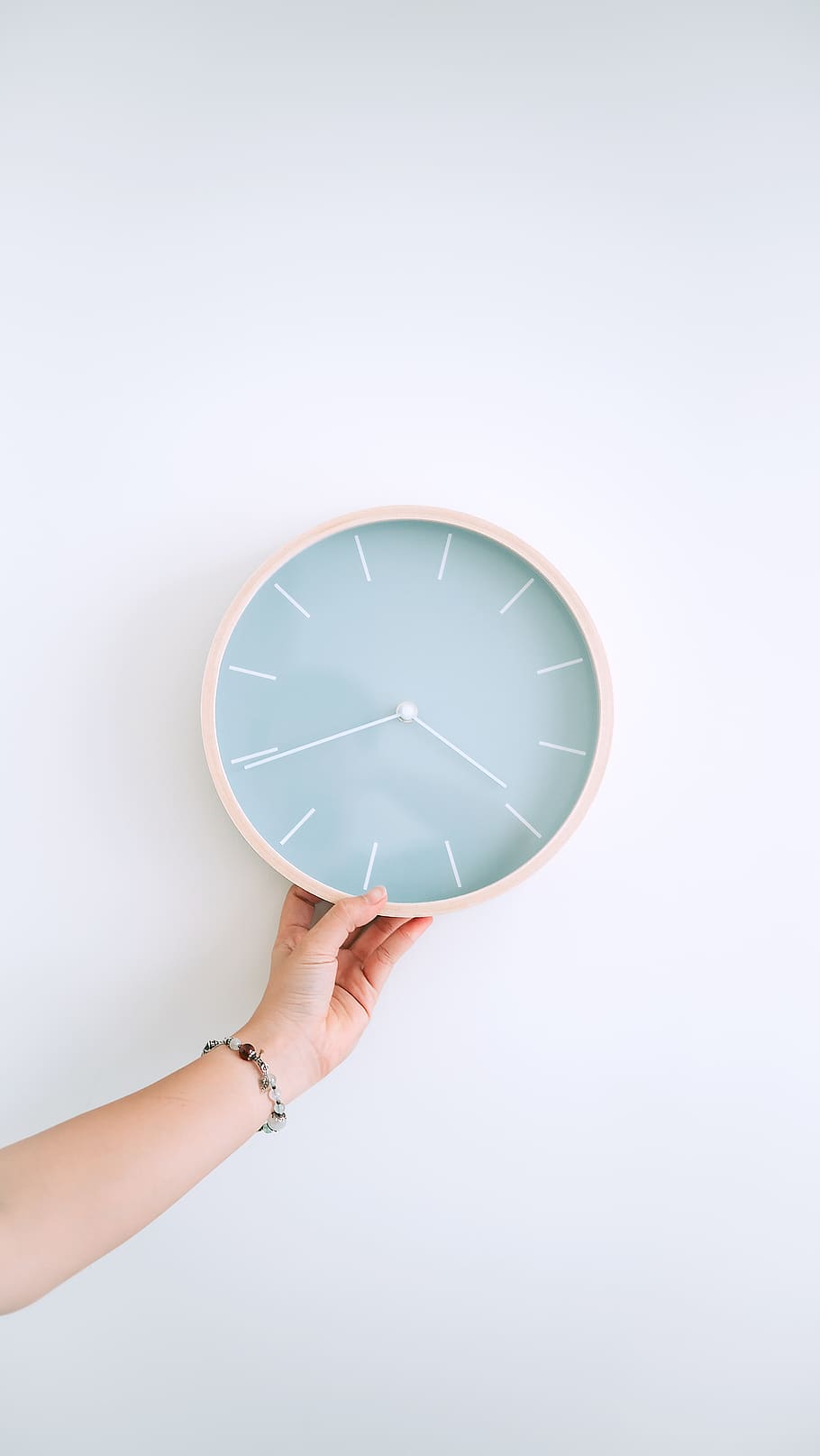 runden, grau, Wanduhr, menschliche Hand, Hand, menschliches Körperteil, eine Person, halten, Studioaufnahme, drinnen, kopieren sie platz, weißer Hintergrund, nicht erkennbare Person, Körperteil, echte Menschen, Erwachsene, gestalten, Frau, Geometrische Figur, transparent, Kreis, Glas - Material, digitaler Verbund, Finger, menschliches Glied, 5K