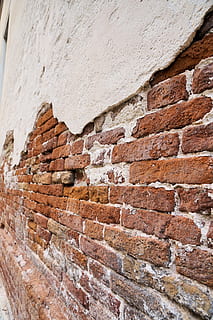 cegła, Ściana, tekstura, Struktura, kamień, kamieniarstwo, fasada, biały, czerwony, stary, zamurowany, architektura, ceglana ściana, funkcja budowy ścian, zbudowana struktura, teksturowane, na zewnątrz budynku, żadnych ludzi, dzień, solidny, tła, wyblakły, materiał konstrukcyjny, na dworze, wzór, cement, szorstki, materiał kamienny, beton, 4K, CC0, domena publiczna, darmowe zdjęcia