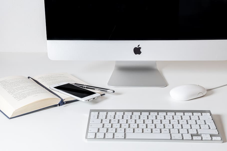 arbejde, computer, æble, forretning, kontor, skrivebord, teknologi, pen, telefon, smartphone, arbejdsstation, blog, blogging, bord, Bestil, mus, computerudstyr, forbindelse, tastatur, computer tastatur, møbel, trådløs teknologi, indendørs, meddelelse, stilleben, ingen mennesker, computermus, computerskærm, desktop pc, hvid farve, 5K