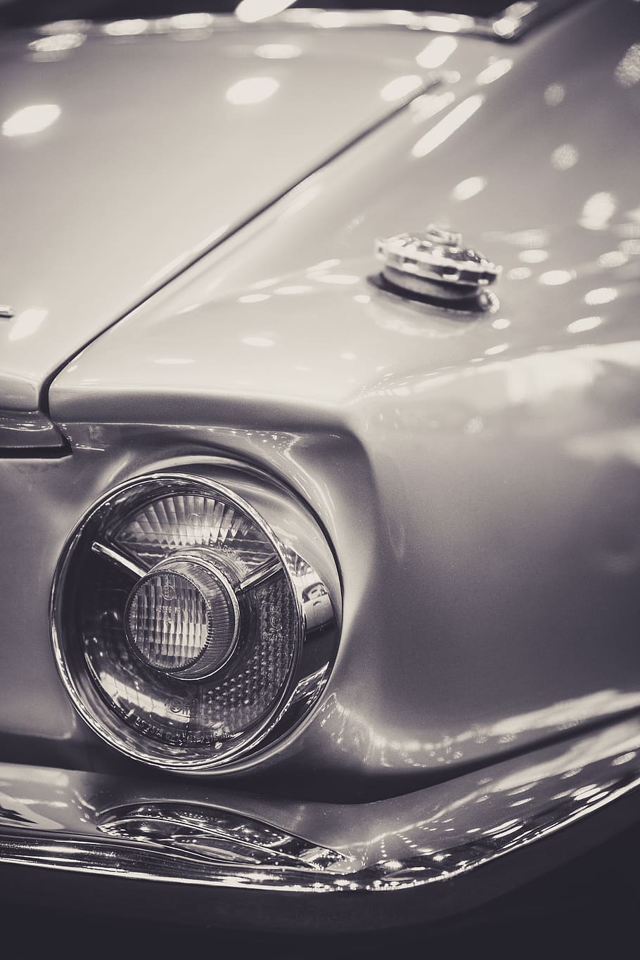 vehicle de plata, llum, vehicle, cotxe, automòbil, faro, transport, pneumàtic, roda, símbol, marca comercial, logotip, oldtimer, vell, guardabarros, luxe, indicador, aletes, fastback, exterior, manera de transport, vehicle terrestre, estil retro, cotxe d'època, cap gent, primer pla, equips d’il·luminació, a l'interior, metall, dia, riquesa, centrar-se en primer pla, brillant, crom, 5K