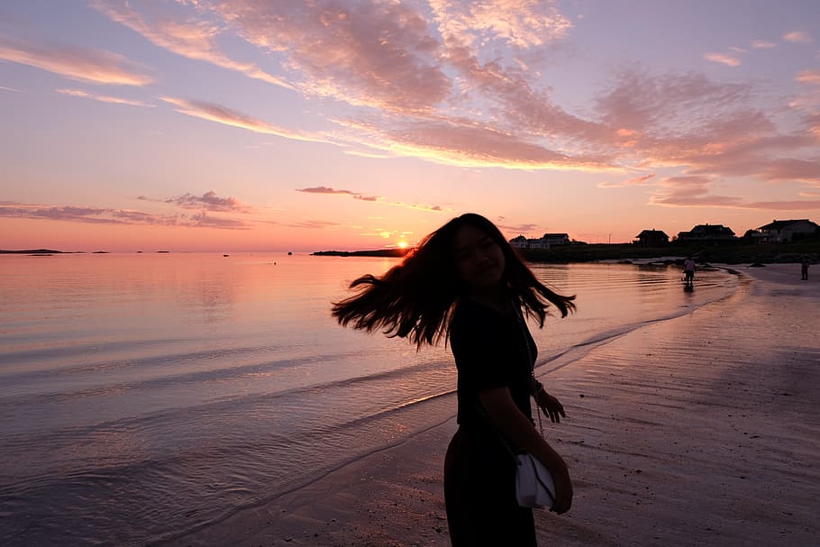 Sonnenuntergang, Rosa, Himmel, Wasser, wolke - himmel, orange Farbe, Strand, echte Menschen, Meer, Frau, eine Person, Schönheit in der Natur, Land, Lebensstile, Stehen, Freizeitbeschäftigung, Erwachsene, Frisur, lange Haare, Haar, draußen, Haare werfen, 2K