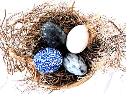 Ostern, Ei, Ostereier, farbig, bunt, Frühling, Farbe, osterkorb, Hühnereier, Osternest, Osterthema, Korb, Natur, Dekoration, gemalt, Osterdekorationen, Osterei, Tiernest, Vogelnest, Stillleben, keine Leute, Essen und Trinken, Lebensmittel, Nahansicht, tierisches Ei, Pflanze, Tag, Zerbrechlichkeit, High Angle View, Verletzlichkeit, Vogel, drinnen, Heu, trocken, weißer Hintergrund, 2K, CC0, gemeinfrei, lizenzfrei