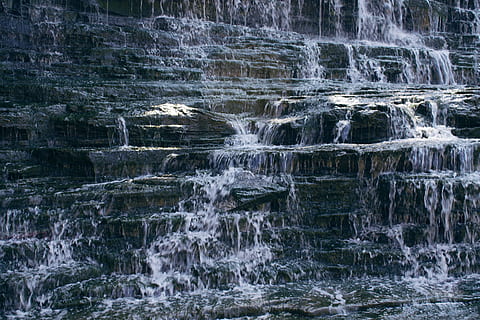 vandfald, grå, rock formation, abstrakt, kaskade, kold, fedt nok, mos, mossy klipper, Moder Natur, udendørs, outdoorchallenge, mønster, klipper, strøm, vand, våd, bevægelse, scenics - natur, flydende vand, skønhed i naturen, ingen mennesker, klippe, lang eksponering, rock-objekt, sløret bevægelse, havnefronten, natur, solid, flyder, dag, ikke-urbane scene, miljø, renhed, faldende vand, magt i naturen, 4K, CC0, offentligt domæne, royaltyfrie