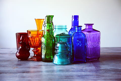 sortierte Farbe, durchscheinend, Glasbehälter, sortiert, Flaschen, hell, sauber, klar, Nahansicht, Sammlung, bunt, Farben, Behälter, Dekor, leeren, zerbrechlich, Glas, Glaswaren, Wohnkultur, Krug, Mehrfarbig, Container, Glas - Material, drinnen, Flasche, Stillleben, Studioaufnahme, Variation, Wahl, keine Leute, transparent, Tabelle, Essen und Trinken, Blau, Frische, Gruppe von Objekten, Lebensmittel, Holz - Material, lila, 5K, CC0, gemeinfrei, lizenzfrei