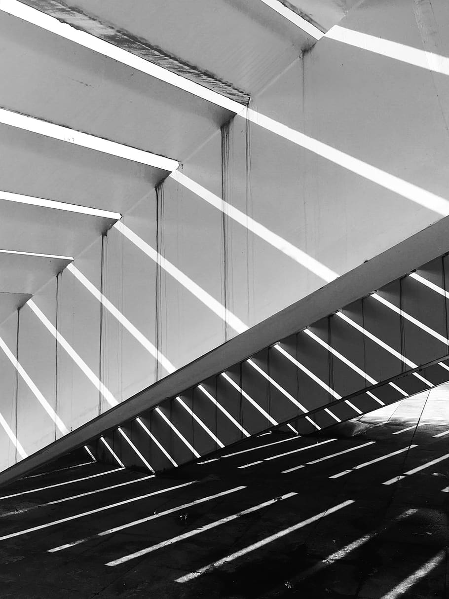 gris, barana, il·luminació, edifici, ombra, llum, arquitectura, estructura construïda, llum solar, cap gent, exterior de l'edifici, dia, patró, escala, naturalesa, a l'aire lliure, vista d’angle baix, passos i escales, reflexió, vidre - material, modern, exterior d’edifici d’oficines, sostre, 2K