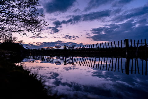 riflessione, acqua, crepuscolo, nuvole, viola, recinto, fiume, Waterside, nuvola - cielo, cielo, albero, la tranquillità, bellezza nella natura, lago, natura, scenics - natura, scena tranquilla, nessuno, tramonto, pianta, silhouette, acqua stagnante, scena non urbana, idilliaco, all'aperto, 5K, CC0, dominio pubblico, privo di copyright