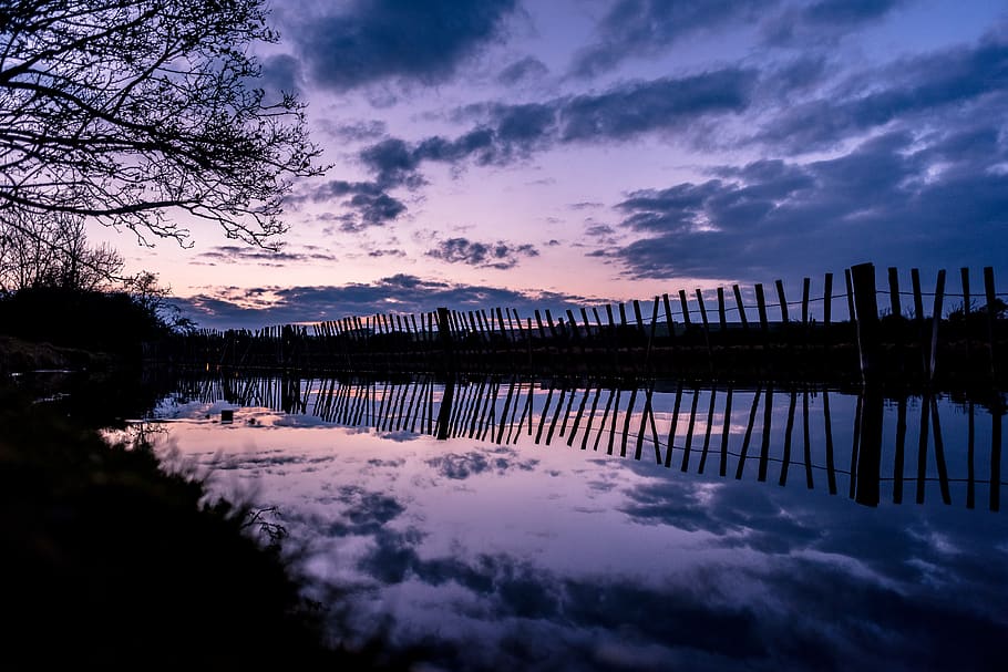 riflessione, acqua, crepuscolo, nuvole, viola, recinto, fiume, Waterside, nuvola - cielo, cielo, albero, la tranquillità, bellezza nella natura, lago, natura, scenics - natura, scena tranquilla, nessuno, tramonto, pianta, silhouette, acqua stagnante, scena non urbana, idilliaco, all'aperto, 5K