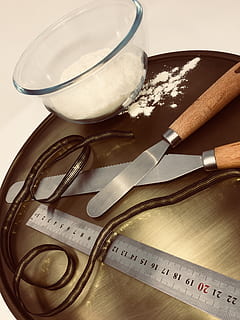 Backen, Backenwerkzeuge, Backzutaten, Backschüssel, Bleistift, Küche, Lebensmittel, Rezept, Ausrüstung, Kochen, Bäckerei, Holz, Koch, rustikal, Werkzeug, Geschirr, Löffel, Mehl, Süss, Dessert, Spatel, Stillleben, Tabelle, drinnen, High Angle View, Nahansicht, keine Leute, Holz - Material, Haushaltsausstattung, Essen und Trinken, Küchenutensilien, Messinstrument, Schere, Maßband, Wohlbefinden, Glas - Material, Metall, Küchenmesser, Lineal, 4K, CC0, gemeinfrei, lizenzfrei