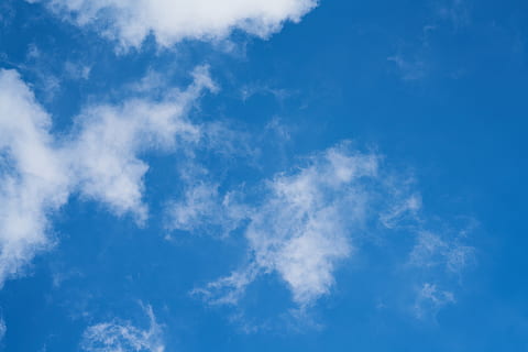 Sky, blå, himmel, skyer, natur, sommer, luft, farve, horisont, atmosfære, udsigt, landskab, høj, miljømæssige, dom, åben, baggrund, struktur, detalje, ilt, plads, sky - himmel, skønhed i naturen, hvid farve, lav vinkel visning, scenics - natur, baggrunde, ro, dag, ingen mennesker, udendørs, rolig scene, fuld ramme, cloudscape, miljø, idyllisk, vind, meteorologi, 8K, CC0, offentligt domæne, royaltyfrie