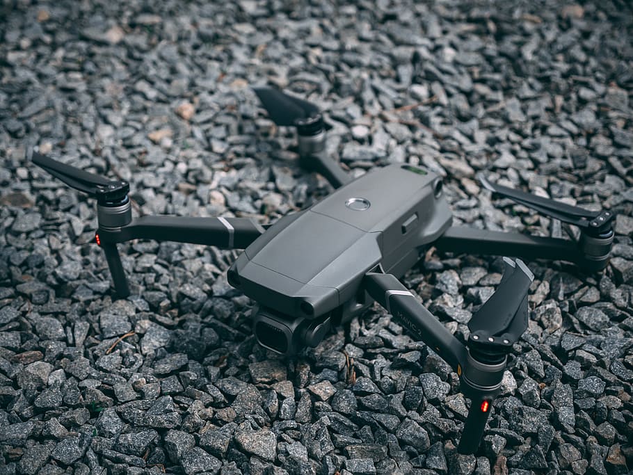 drone quadcopter gris, dispositiu digital, drone, quadcopter, pedres, tecnologia, vista d’angle alt, cap gent, transport, dia, primer pla, centrar-se en primer pla, sòlid, pedra - objecte, naturalesa, rock, a l'aire lliure, manera de transport, rock - object, pistola, temes de fotografia, ciutat, connexió, equipament, natura morta, 4K