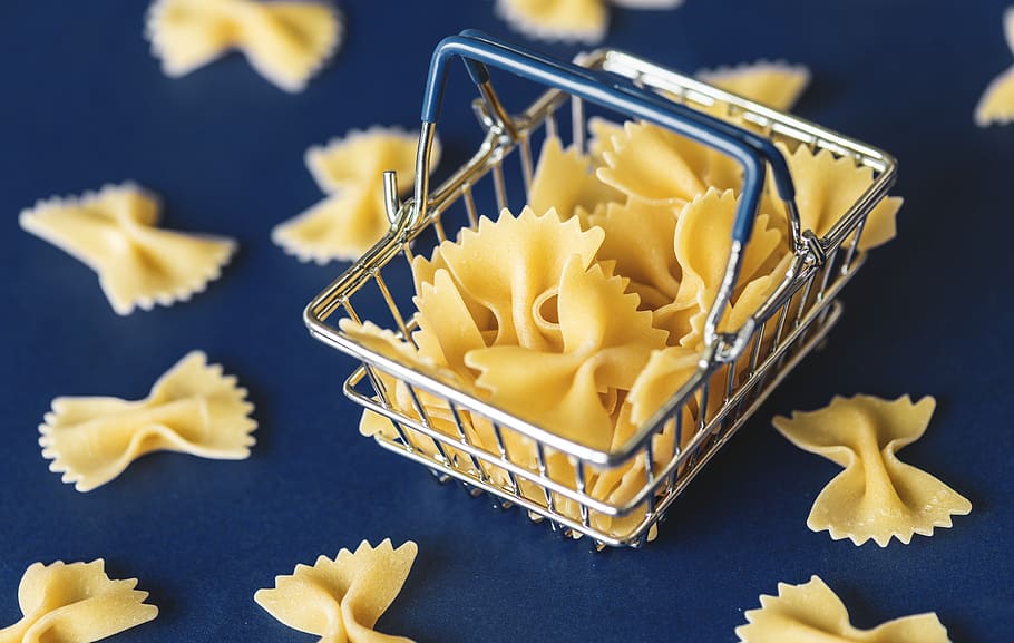 poc profund, focus, pasta, fons, blau, borrós, hidrats de carboni, clàssic, cuina, sec, flor, menjar, gourmet, comestibles, créixer, salut, a l'interior, ingredient, italià, Itàlia, dinar, macarrons, mini, miniatura, marina, nutrició, producte, crua, restaurant, romanç, forma, cistella de compra, petit, espaguetis, natura morta, tradicional, sense coure, fusta, groc, menjar i beguda, frescor, forma d'estrella, paper, cap gent, gran grup d'objectes, primer pla, aliments crus, tir de l'estudi, enfocament selectiu, menjar dolç, fons blau, alimentació saludable, contenidor, 2K