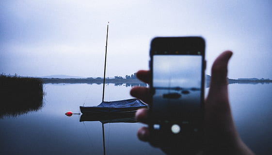 Německo, rangsdorf, fotografická témata, chytrý telefon, voda, sdělení, bezdrátové technologie, přenosné informační zařízení, technologie, fotografické zprávy, část lidského těla, lidské ruky, ruka, mobilní telefon, focení, jedna osoba, aktivita, hospodářství, Příroda, nebe, den, venku, 4K, CC0, veřejná doména, bez autorských práv