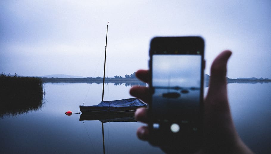Alemanya, rangsdorf, temes de fotografia, telèfon intel·ligent, aigua, comunicació, tecnologia sense fils, dispositiu d’informació portàtil, tecnologia, missatgeria fotogràfica, part del cos humà, mà humana, mà, telèfon mòbil, fotografiar, una persona, activitat, celebració, naturalesa, cel, dia, a l'aire lliure, 4K