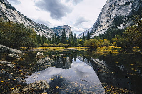 corp, apă, copaci, Munte, timpul zilei, reflecţie, pădure, copac, stâncă, lac, nor, deal, de munte, iarbă, yosemite, pitoresc, vedere, traseu, sălbatic, natură, simetrie, America, californium, scenice - natura, frumusețe în natură, nor - cer, cer, o scenă liniștită, liniște, plantă, scenă non-urbană, idilic, obiect de rocă, nici o persoana, în aer liber, Brad, formare, conifer, reflexie lac, 4K, CC0, domeniu public, fără drepturi de autor
