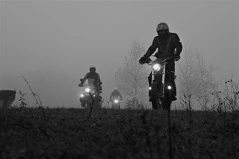 motor, off-road, atv, doğa, ulaşım modu, alan, kara taşıtı, gerçek insanlar, taşımacılık, gökyüzü, arazi, erkekler, bitki, bir grup insan, motosiklet, insanlar, açık hava, boş zaman etkinliği, açık havada, peyzaj, tam uzunluk, binme, hükümet, 5K, CC0, kamu malı, telif ücretsiz