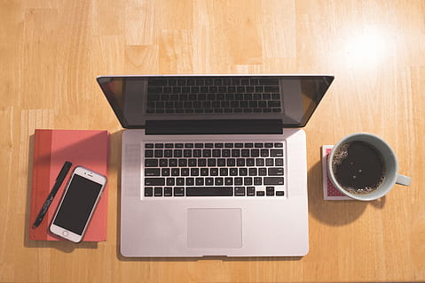 skrivebord, desktop, computer, mac, arbejdsområde, kaffe, bøger, iphone, arbejde, kontor, trådløs teknologi, teknologi, bærbar, forbindelse, meddelelse, bord, træ - materiale, indendørs, bærbar informationsenhed, ingen mennesker, computerudstyr, drikke, computerskærm, kop, mad og drikke, smart telefon, bærbarhed, møbel, direkte over, tastatur, trækorn, 5K, CC0, offentligt domæne, royaltyfrie