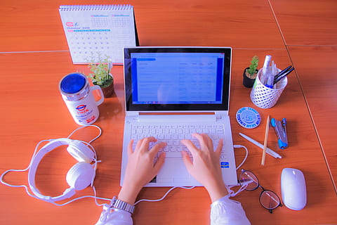 komputer, praca, gabinet, laptop, biznes, autor, blog, blogger, technologia, połączenie, pisanie na maszynie, cyfrowy, elektroniczny, sieć, monitor, profesjonalny, porozumiewanie się, strategia, ekran, technologia bezprzewodowa, za pomocą laptopa, stół, jedna osoba, Internet, wyposażenie komputera, wewnątrz, śieć komputerowa, biurko, pracujący, ruchliwość, wysoki kąt widzenia, używać komputera, klawiatura, 5K, CC0, domena publiczna, darmowe zdjęcia
