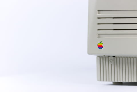 šedá, přístroj, jablko logo, bílý, povrch, jablko, spojení, moderní, elektronika, prázdný, zařízení, rodina, uvnitř, průmysl, mac, macintosh, monitor, plastický, ocel, proužek, technologie, vertikální, vinobraní, dřevo, kopie prostor, studio shot, nástěnný prvek, bílá barva, řízení, jeden objekt, nikdo, bílé pozadí, chladič, teplota - teplota, jednoduchost, architektura, sdělení, detail, elektřina, stiskněte tlačítko, modrý, stálý život, 5K, CC0, veřejná doména, bez autorských práv