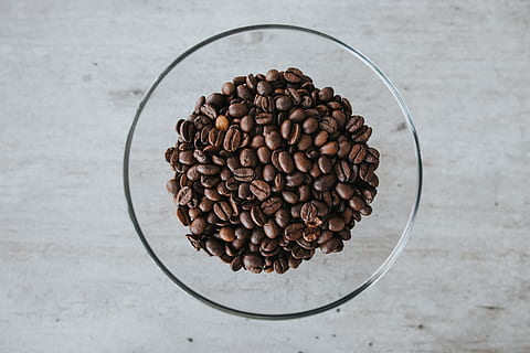 rostad, kaffebönor, glasskål, arom, bakgrund, sats, bönor, skål, koffein, närbild, disken, mörk, inomhus, rostade kaffebönor, frön, tabell, mat och dryck, mat, friskhet, stor grupp av objekt, överflöd, fortfarande liv, direkt ovanför, brun, högvinkelvy, inget folk, rostad kaffeböna, kaffe, kaffe - dryck, rå mat, form, studio skott, positiva känslor, 5K, CC0, offentligt domän, royaltyfria