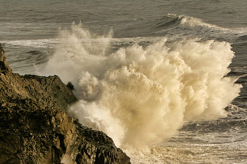 oceà, onades, navega, onada, aigua, mar, esprai, splash, platja, Costa, paisatge marí, vent, moviment, poder a la natura, poder, bellesa a la natura, rock, colpejar, esport, força, aspre, xoc, rock - object, esquitxades, trencament, surf, naturalesa, a l'aire lliure, aigua que flueix, 4K, CC0, domini públic, lliure de regalies