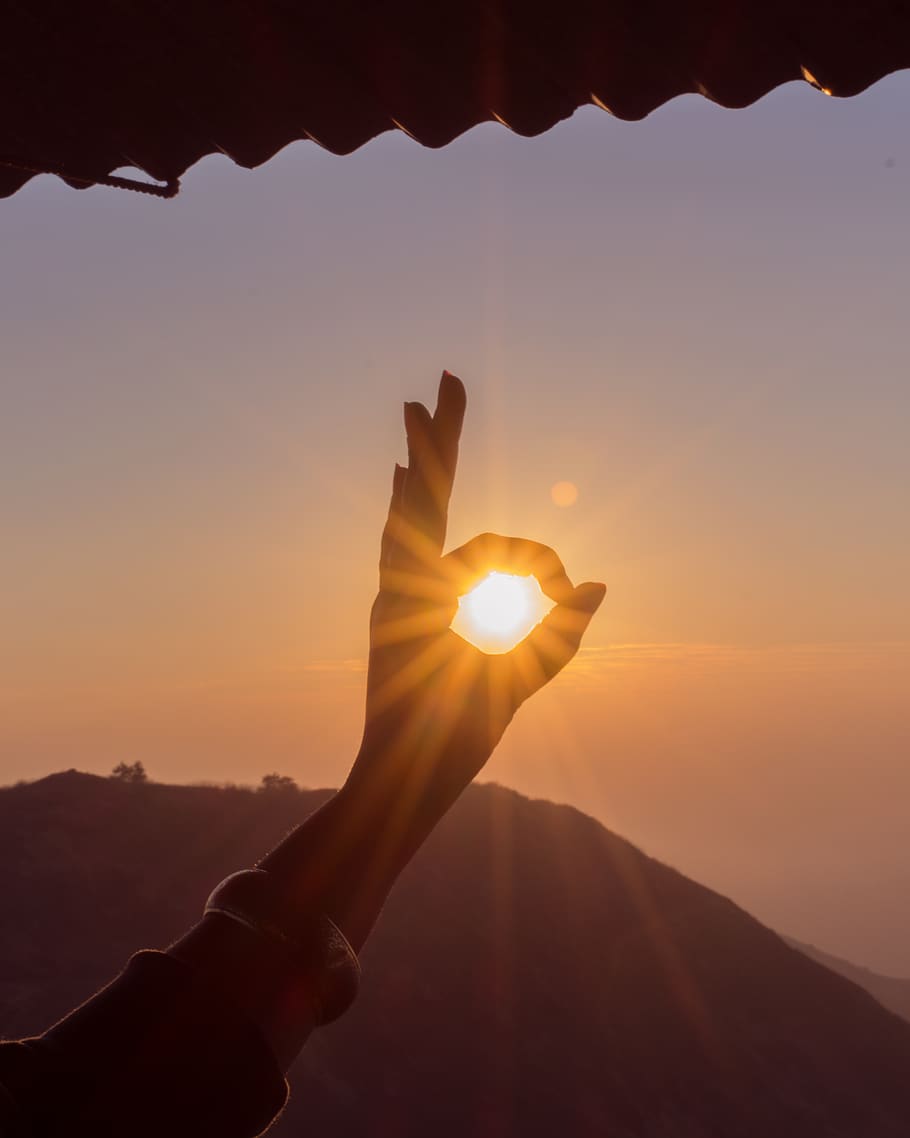 fotografia, mà, posta de sol, retroil·luminat, brillant, cel clar, creatiu, alba, els dits, hora daurada, paisatge, muntanya, naturalesa, escènic, cel, sol brillant, sortida del sol, sol, mà humana, part del cos humà, persones reals, una persona, llum solar, dit humà, color taronja, dit, silueta, flare de la lent, estils de vida, part del cos, persona irreconeixible, raig de sol, a l'aire lliure, 4K