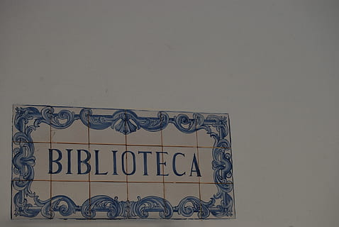 knihovna, biblioteca, text, sdělení, nikdo, kopie prostor, západní skript, uvnitř, nástěnný prvek, jediné slovo, podnikání, podepsat, velké písmeno, architektura, informační značka, řemeslo, informace, dřevo - materiál, studio shot, šedá, vzor, šedé pozadí, vyšperkovaný, zpráva, 4K, CC0, veřejná doména, bez autorských práv