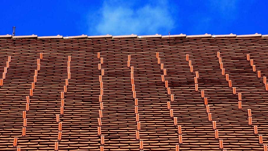 sostre marró, sostre, sostre de teula, edifici, catifa, habitatge, arquitectura, amfiteatre, arena, maó, casa, estadi, a l'interior, teatre, habitació, auditori, sala, vila, produir, fruita, exterior de l'edifici, cel, estructura construïda, vista d’angle baix, dia, blau, cap gent, naturalesa, patró, llum solar, teula de teulada, marró, a l'aire lliure, barri residencial, protecció, 5K
