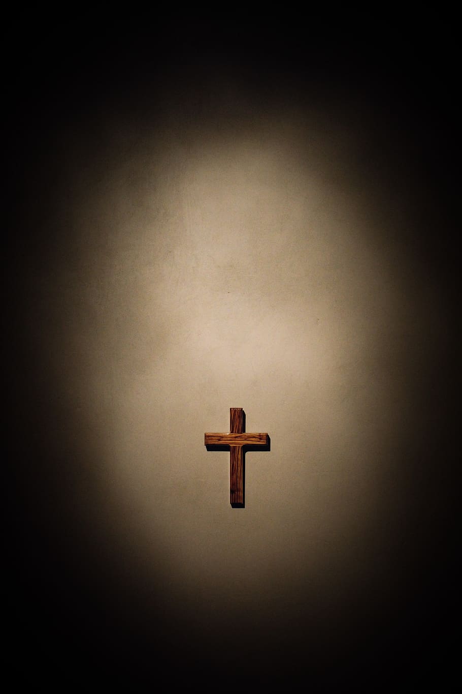 cross cutout indretning, tro, religion, spiritualitet, kryds, indendørs, ingen mennesker, kryds form, symbol, krucifiks, kopiere plads, sted for tilbedelse, murbygningsfunktion, spotlight, vignet, enkelt objekt, tæt på, design, religiøst udstyr, 5K