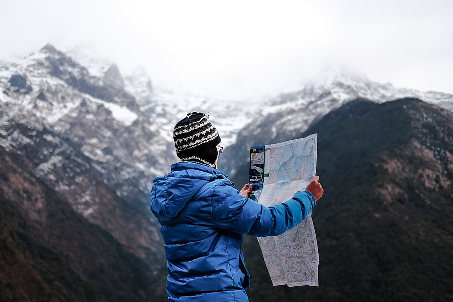 mand med kort, tøj, beklædning, natur, bjerg, udendørs, bjergkæde, spids, human, person, landskab, hat, is, kasket, sne, bukser, beanie, rejse, trekking, vandring, aktivitet, fritidsaktivitet, en person, eventyr, vinter, scenics - natur, bedrift, udforskning, meddelelse, kort, voksen, rygsæk, stående, varme tøj, 5K