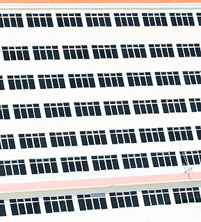 Gebäude, Text, Muster, Textur, Weiß, die Architektur, Bild, Fenster, Orange, Wiederholung, hell, minimalistisch, Formen, Geometrie, Linien, diagonal, Solarplatten, elektrisches Gerät, Etikette, Vollbild, Hintergründe, gebaute Struktur, keine Leute, Gebäudehülle, Tag, Geometrische Figur, draußen, Flachwinkelansicht, Nahansicht, Blau, Design, gestalten, Wandbau - Funktion, in einer Reihe, Architektur und Kunst, 2K, CC0, gemeinfrei, lizenzfrei