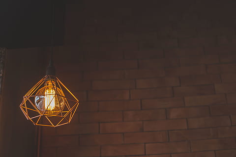 Pendelleuchte, gedreht, Hintergrundbeleuchtung, Ziegelwand, Ziegel, braun, Nahansicht, Farben, dunkel, Dekor, schmücken, Design, Diamant, elektrisch, elektrisches Licht, Glas, Glasgegenstände, hängend, drinnen, Innerhalb, Innere, Innenausstattung, Licht, die Glühbirne, angezündet, rote Backsteine, retro, solide, Oberfläche, Wand, Lichtanlage, beleuchtet, Wandbau - Funktion, glühend, Muster, Elektrizität, keine Leute, die Architektur, Flachwinkelansicht, gebaute Struktur, kopieren sie platz, Nacht-, Gelb, Licht - natürliches Phänomen, elektrische Lampe, Decke, elektrische Ausrüstung, 5K, CC0, gemeinfrei, lizenzfrei