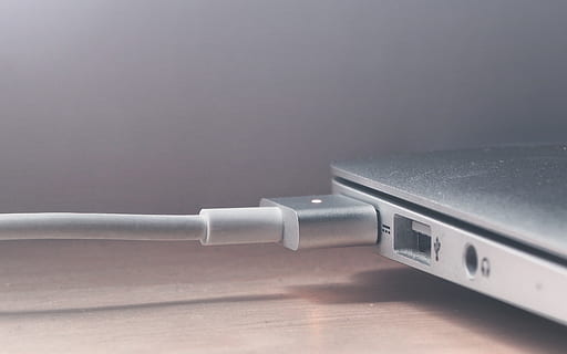 macbook, ordenador portátil, computadora, enchufe, cable, tecnología, poder, conexión, comunicación, tecnología inalámbrica, Internet, Red de computadoras, enchufe de conexión de red, cable USB, cable de computadora, de cerca, adentro, foto de estudio, nadie, portabilidad, equipo, electricidad, solo objeto, color plateado, comunicaciones globales, equipo eléctrico, enrutador, 2K, CC0, dominio público, libre de derechos