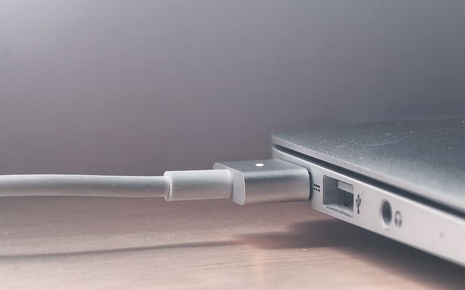 macbook, ordenador portátil, computadora, enchufe, cable, tecnología, poder, conexión, comunicación, tecnología inalámbrica, Internet, Red de computadoras, enchufe de conexión de red, cable USB, cable de computadora, de cerca, adentro, foto de estudio, nadie, portabilidad, equipo, electricidad, solo objeto, color plateado, comunicaciones globales, equipo eléctrico, enrutador, 2K