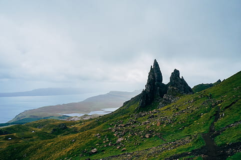 montanhas, nublado, céu, natureza, ao ar livre, campo, Colina, montanha, cadeia de montanhas, inclinação, Reino Unido, Highland, a855, panorama, plantar, grama, pico, platô, verde, storr, Escócia, nuvens, beleza na natureza, cena tranquila, scenics - natureza, tranquilidade, nuvem - céu, cena não urbana, ninguém, cor verde, dia, terra, idílico, controlo remoto, agua, mar, Pico da montanha, 4K, CC0, domínio público, royalty free