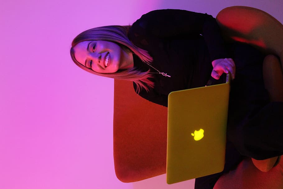 assegut, dona, utilitzant, MacBook, PC, electrònica, ordinador, portàtil, humà, persona, mobles, sofà, dissenyador de productes, ux, vostè x aventures, toronto, ui, dojo d'unicorn, disseny, unicorn, dissenyador, monocromàtic, noia, groc, una persona, adult, retrat, moda, adult jove, a l'interior, somrient, cintura cap amunt, fons de colors, de peu, mirant la càmera, emoció, roba, tir de l'estudi, tecnologia, mirant, dones joves, celebració, felicitat, porpra, dona guapa, 5K