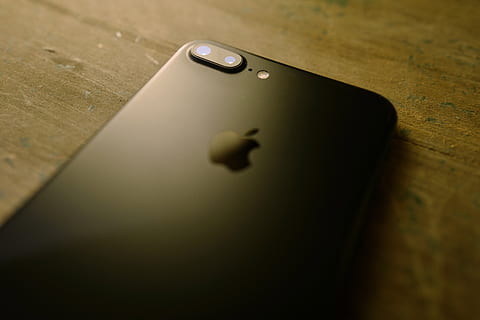 iphone, kamera, kameratelefon, æble, indendørs, tæt på, ingen mennesker, træ - materiale, bord, sport, skygge, høj vinkel visning, fritidsspil, lempelse, bold, kunstkultur og underholdning, enkelt objekt, fritidsaktivitet, pool bold, stilleben, selektiv fokusering, pool - cue sport, teknologi, aggression, 4K, CC0, offentligt domæne, royaltyfrie