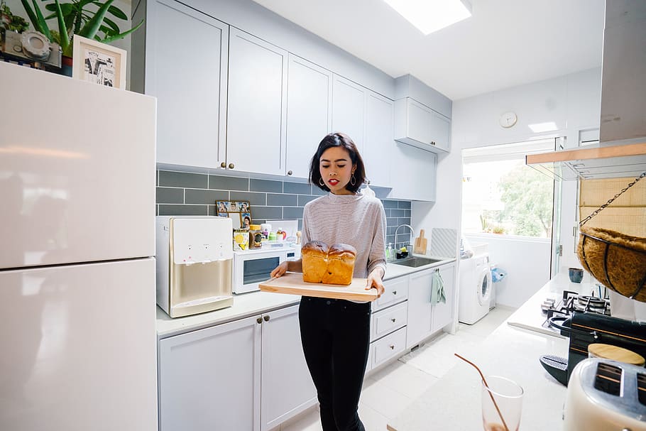 dona, de peu, celebració, tallar, pissarra, atractiu, cocció, pa, cuinar, comptador, menjar, a l'interior, cuina, habitació, cuina domèstica, casa, habitació domèstica, una persona, estils de vida, dones, tres quarts de longitud, adult, equipament per a la llar, vista frontal, la vida domèstica, aparell, persones reals, roba casual, menjar i beguda, famolenc, 8K