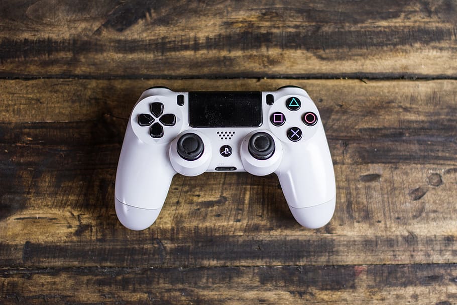 controlador de jocs ps4, tecnologia, jocs, material de fusta, taula, a l'interior, natura morta, cap gent, Color blanc, directament a sobre, dos objectes, primer pla, cultura i entreteniment artístic, fusta, videojoc, control, remot, vista d’angle alt, vell, activitat d'oci, estil retro, gra de fusta, 4K