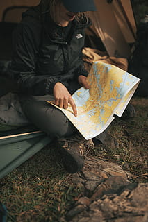 persona, indossare, nord, giacca per il viso, seduta, divano, detenzione, carta geografica, punto, tenda, giacca, all'aperto, guardando giù, buio, campo, viaggio, Esplorare, Piano, campeggio, avventura, avvio, 6d, canone, 35 millimetri, donne, stili di vita, persone, femmine, una persona, adulto, etnia caucasica, attività di svago, giovane adulto, turista, cartografia, natura, persone che viaggiano, rilassamento, vacanze, ricerca ricreativa, esplorazione, uomini, abbigliamento casual, Hobby, turismo, lettura, 5K, CC0, dominio pubblico, privo di copyright