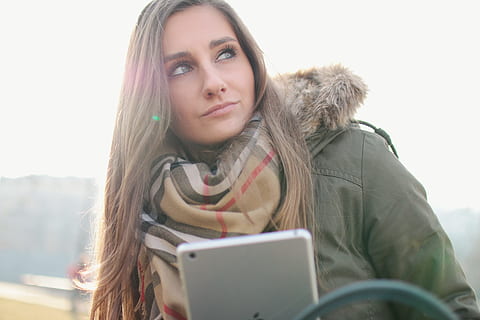 agréable, fille, regards, autour, tablette, main, portrait, une personne, hiver, cheveux, photo du visage, La technologie, vêtement chaud, vue de face, cheveux longs, Technologie sans fil, ordinateur, la communication, regardant, jeune adulte, coiffure, Vêtements décontractés, adolescent, lien, cheveux blonds, adolescence, 4K, CC0, domaine public, libre de droits