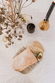 pane cotto, cibo e bevande, cibo, in casa, tavolo, natura morta, pane, freschezza, bere, nessuno, vista dall'alto, rinfresco, pianta, direttamente sopra, mangiare sano, benessere, alcool, indulgenza, avvicinamento, celebrazione, fetta, motivo floreale, coltello da tavola, 4K, CC0, dominio pubblico, privo di copyright