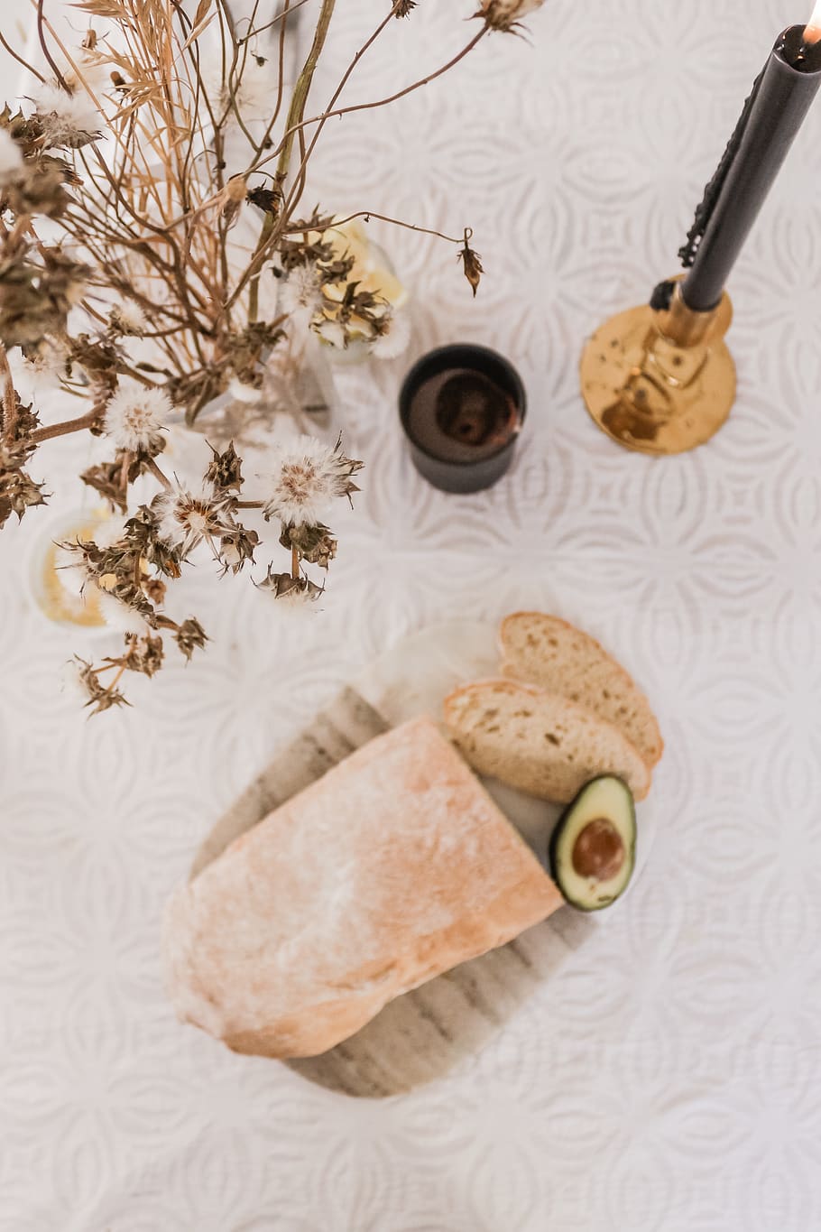 pane cotto, cibo e bevande, cibo, in casa, tavolo, natura morta, pane, freschezza, bere, nessuno, vista dall'alto, rinfresco, pianta, direttamente sopra, mangiare sano, benessere, alcool, indulgenza, avvicinamento, celebrazione, fetta, motivo floreale, coltello da tavola, 4K