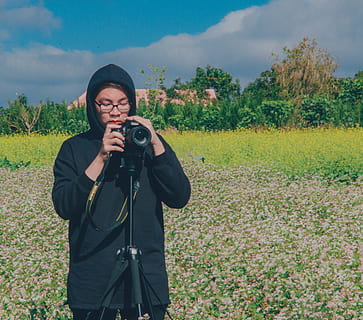 คน, โฮลดิ้ง, กล้อง DSLR, กล้อง, เมฆ, กลางวัน, แว่นตา, แฟชั่น, สนาม, ดอกไม้, เสื้อกันหนาว hoody, ภูมิประเทศ, กลางแจ้ง, การถ่ายภาพ, กำลังถ่ายภาพ, ต้นไม้, ขาตั้ง, หนุ่มสาว, กล้อง - อุปกรณ์ถ่ายภาพ, คนคนหนึ่ง, ธีมการถ่ายภาพ, อุปกรณ์ถ่ายภาพ, คนจริง, เทคโนโลยี, ที่ดิน, จุดยืน, ปลูก, ช่างภาพ, กิจกรรม, กิจกรรมยามว่าง, มุมมองด้านหน้า, กล้องดิจิตอล, อาชีพ, ธรรมชาติ, เอวขึ้นไป, 4K, CC0, โดเมนสาธารณะ, ค่าลิขสิทธิ์ฟรี